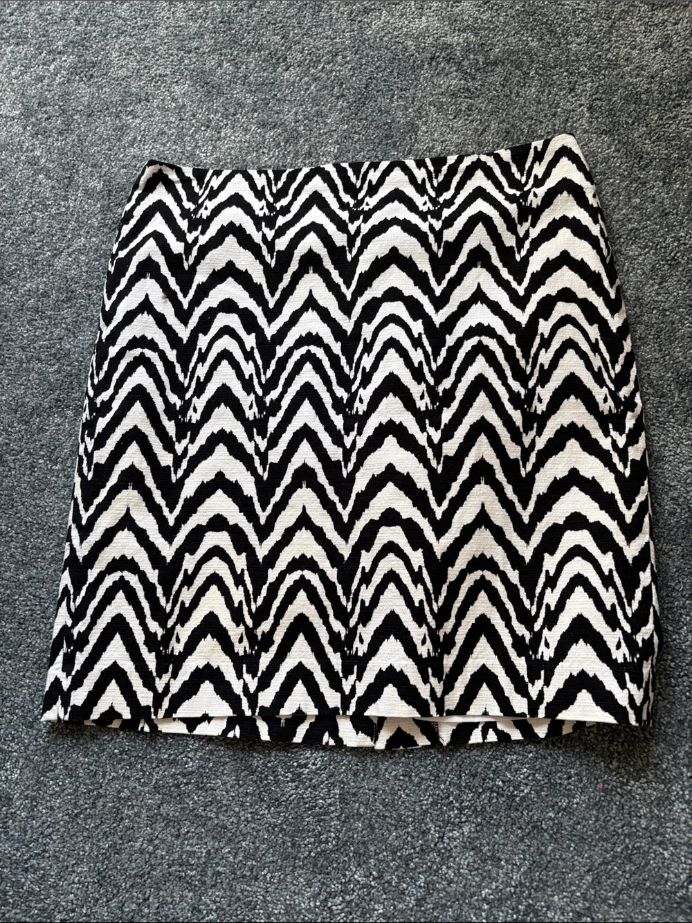 Black & White chevron Pattern  Skirt sz 10. Banana Republic